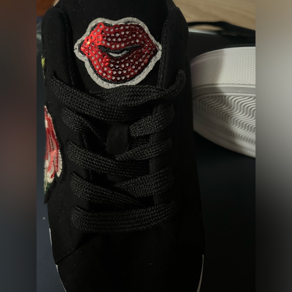 Size 7 
Black embroidered flowers and sequences lips
New never worn
Rouge